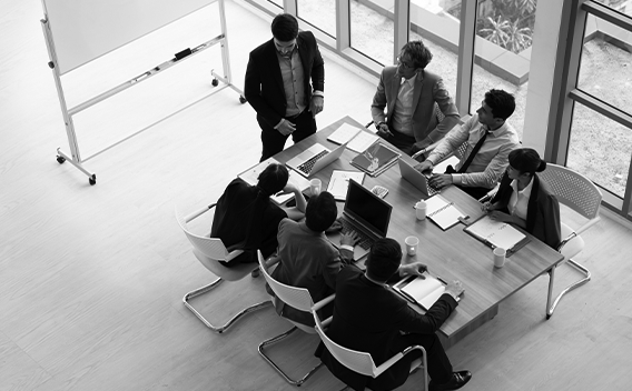 Fotografia de um grupo de diretores executivos em reunião