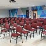 Fotografia das cadeiras enfileiradas na sala de aula